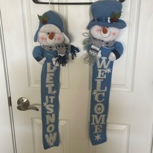 Window Christmas decorations 2 small snow people and 2 banners.